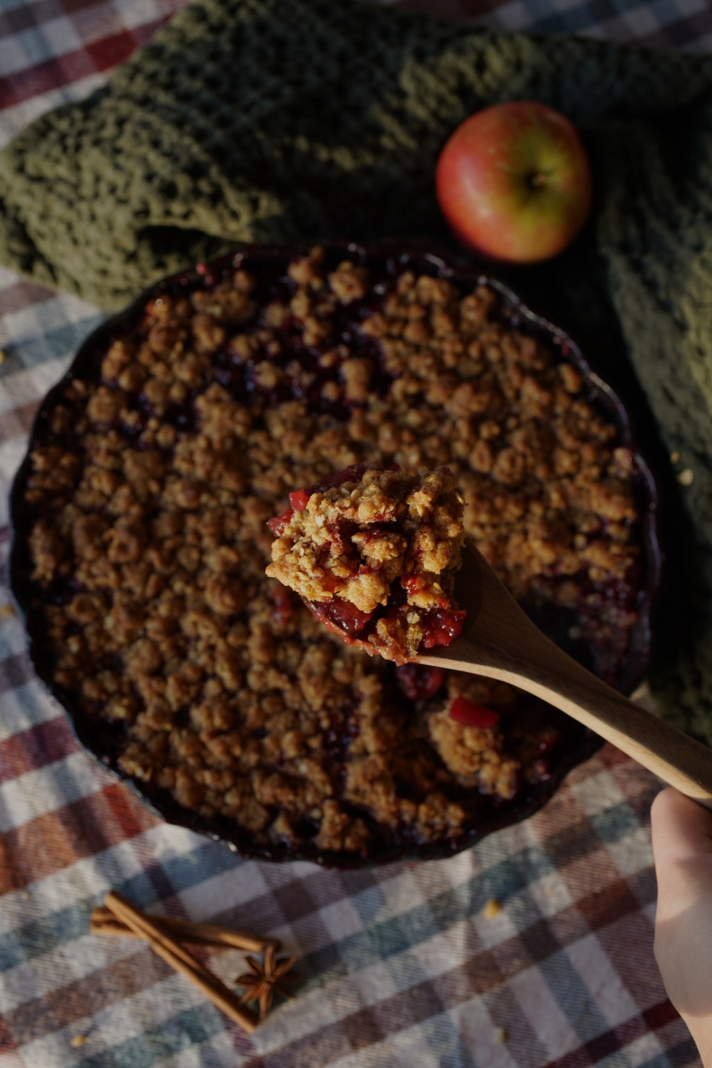 Smuldrepai med eple og&nbsp;bjørnebær